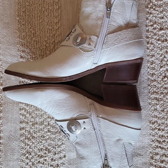 Carlos Women's White Western Boots. Size 8