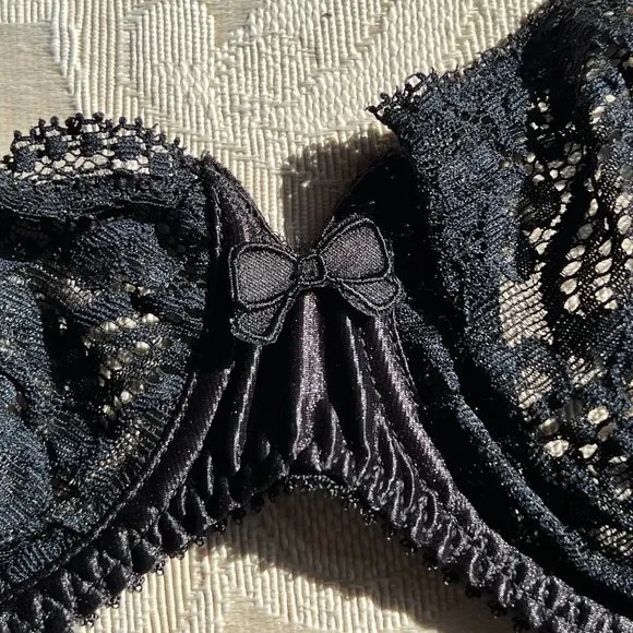 NWT Vintage Lou Bra from Paris France! Chantilly Lace With Bows Black 34B &amp; 34C