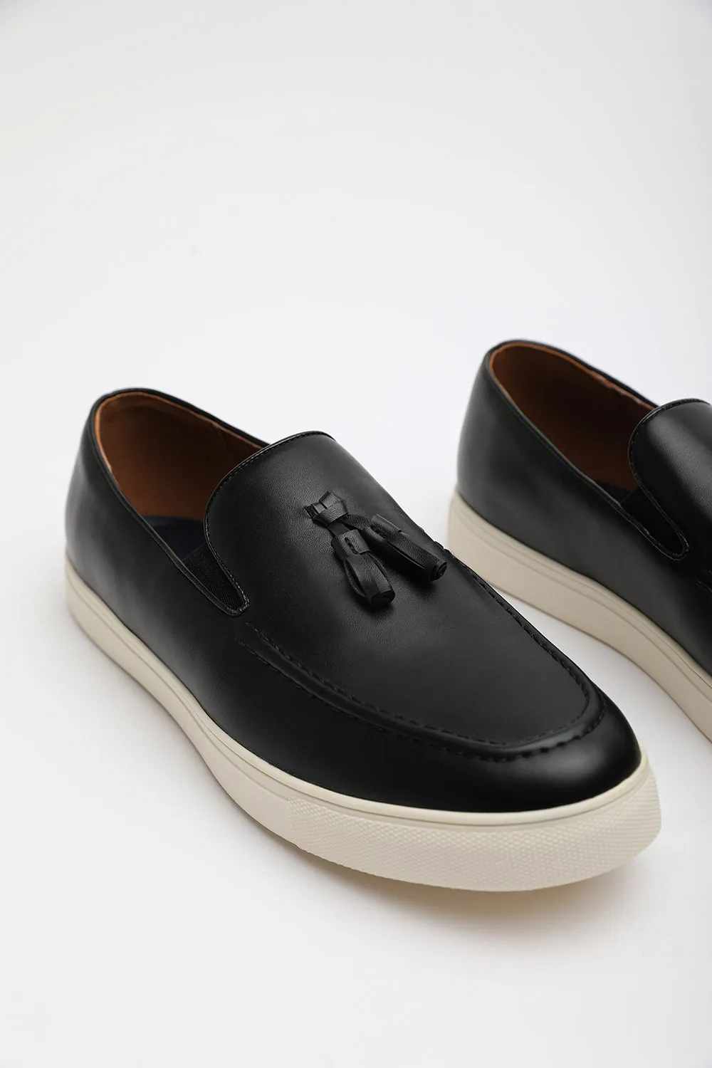 OLIVER SLIP ON TASSEL LOAFERS IN BLACK