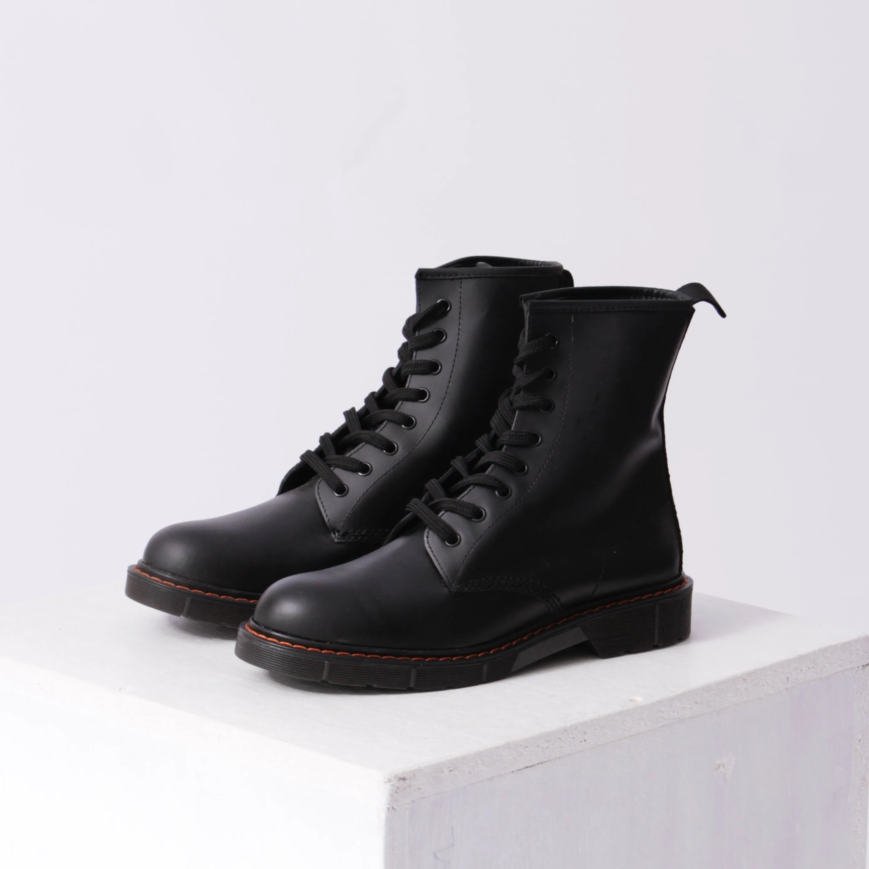 Trendy marten matte flat boots