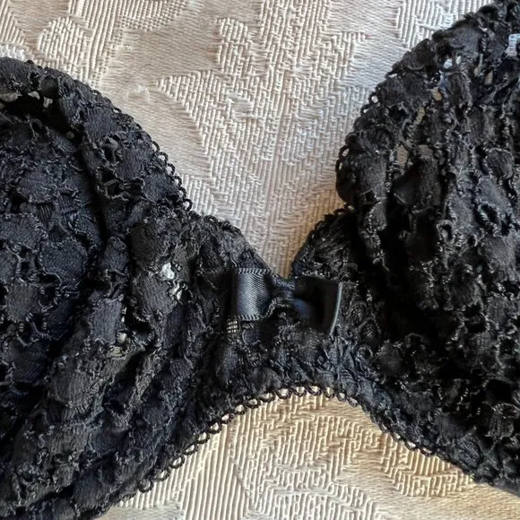 Vintage Lou Underwire lightly Padded Embroidered Lace Bra in Black 36B